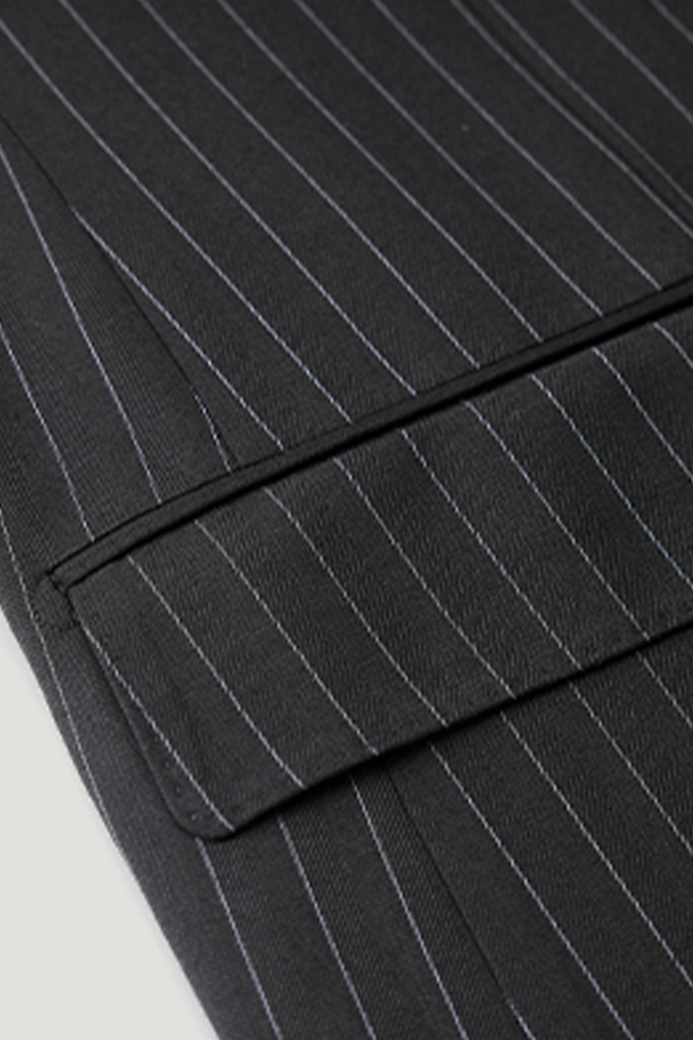 Costume double breasted 6x2, em polilã com lapela peak- Risca de giz preto