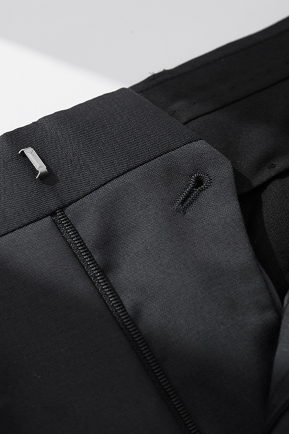 Calça de alfaiataria, em lã merino super 120's, 17.75µ, cintura alta, com passantes para cinto - Preta
