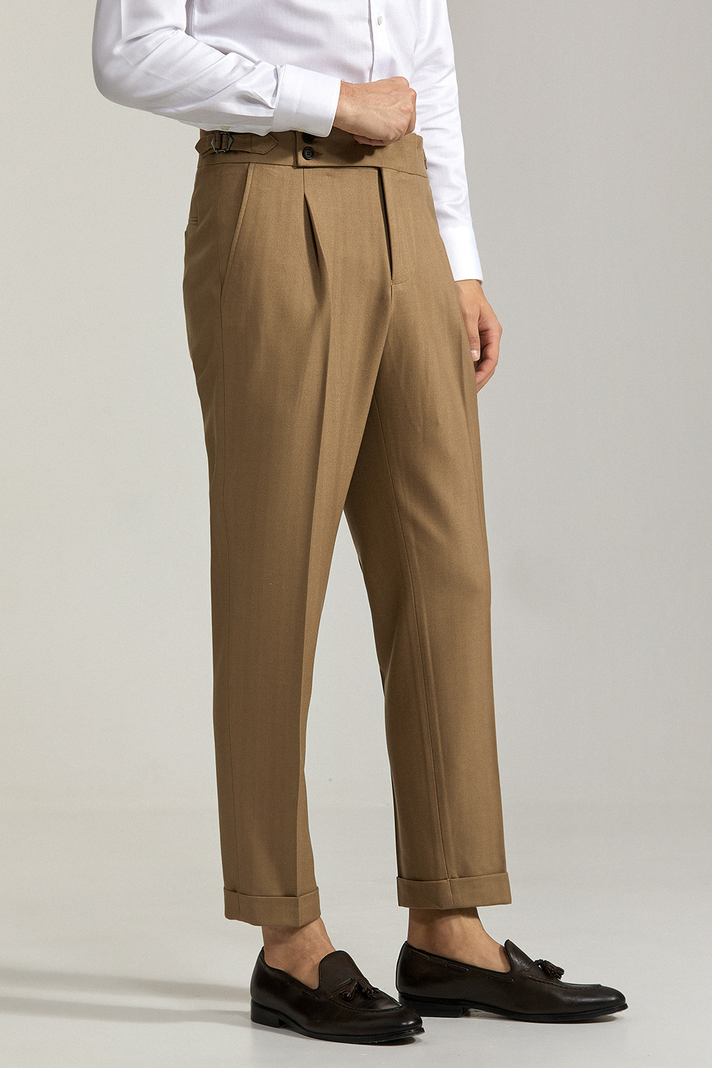 Calça em modelagem italiana, espinha de peixe, cintura alta, com ajustadores laterais - Tabaco