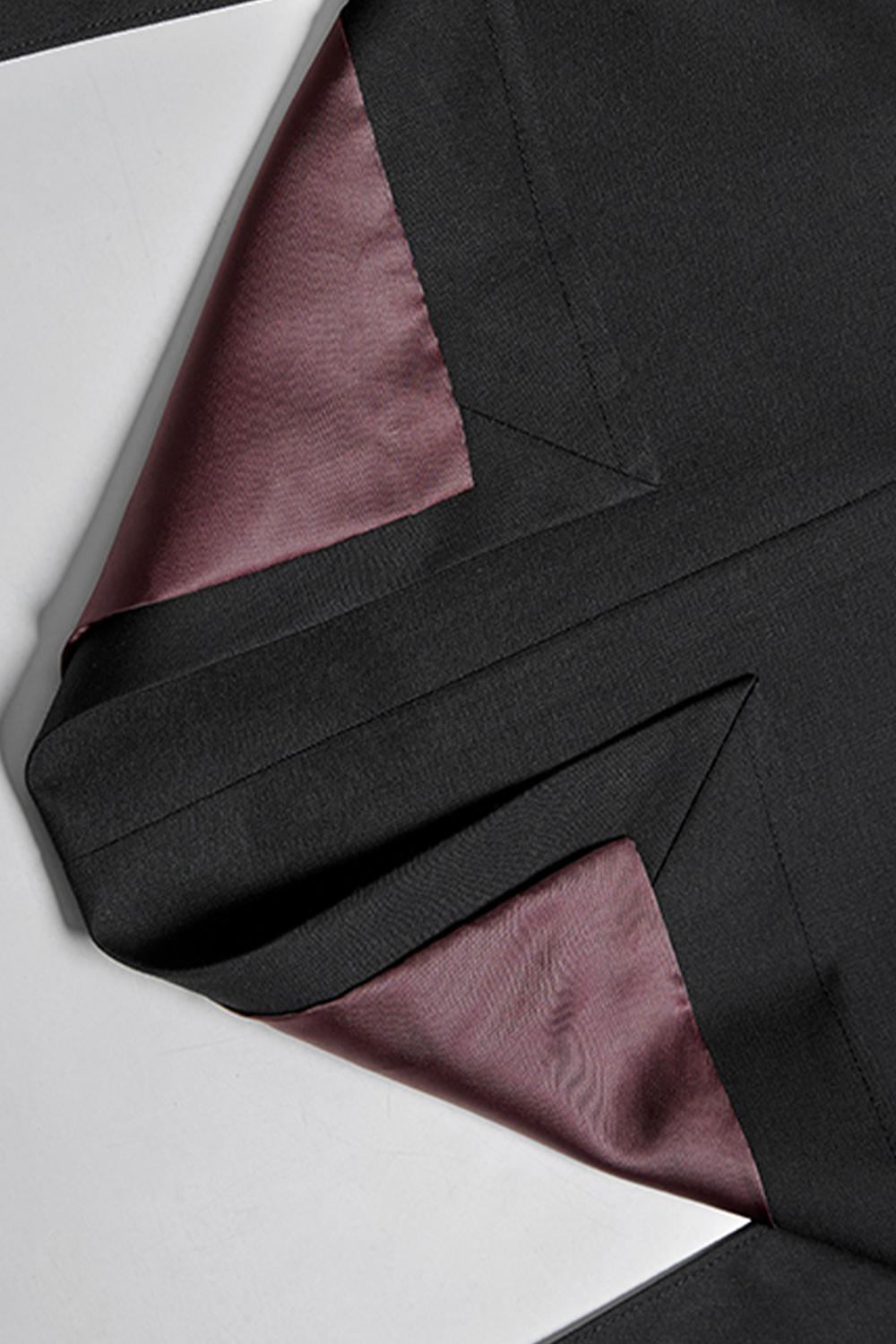 Costume double breasted 6x2, em poliviscose e elastano, com lapela peak - Preto