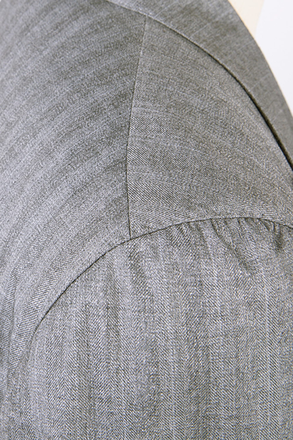 Costume double breasted 6x2, em poliviscose e elastano, com lapela peak - Cinza espinha de peixe