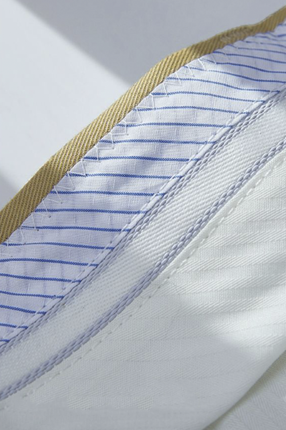 Calça de alfaiataria, em sarja de algodão com elastano, cintura alta, com passantes para cinto - Khaki
