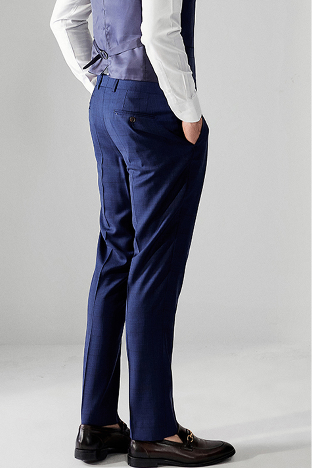Calça de modelagem italiana, em lã super 130'S com 17.20 µ com cintura alta e passantes de cinto - Exalt Azul marinho com padronagem
