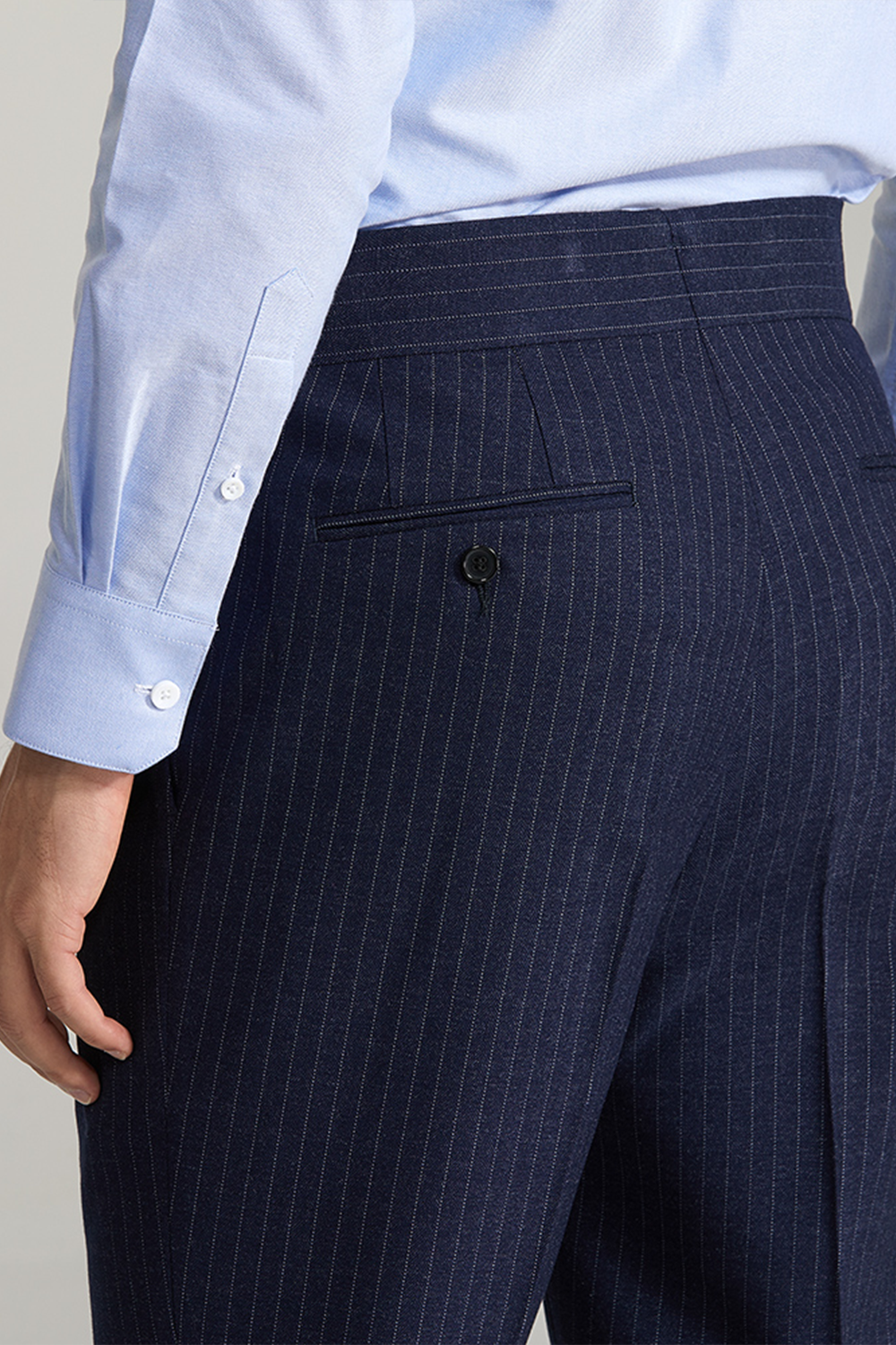 Calça em modelagem italiana, cintura alta, com ajustadores laterais - Azul Marinho Risca de Giz