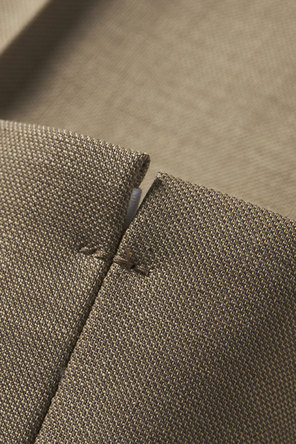 Calça de modelagem italiana, em lã tropical, com cintura alta e ajustadores laterais - Percepito Khaki Médio