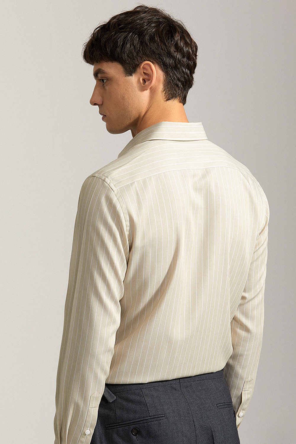 Camisa de manga comprida com colarinho windsor, em algodão com poliester - Khaki listrada