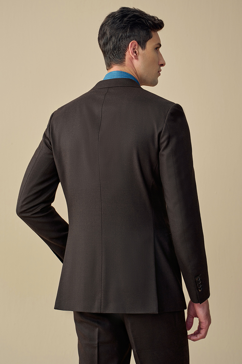 Costume single breasted, em lã tropical, com lapela notched - Marrom médio