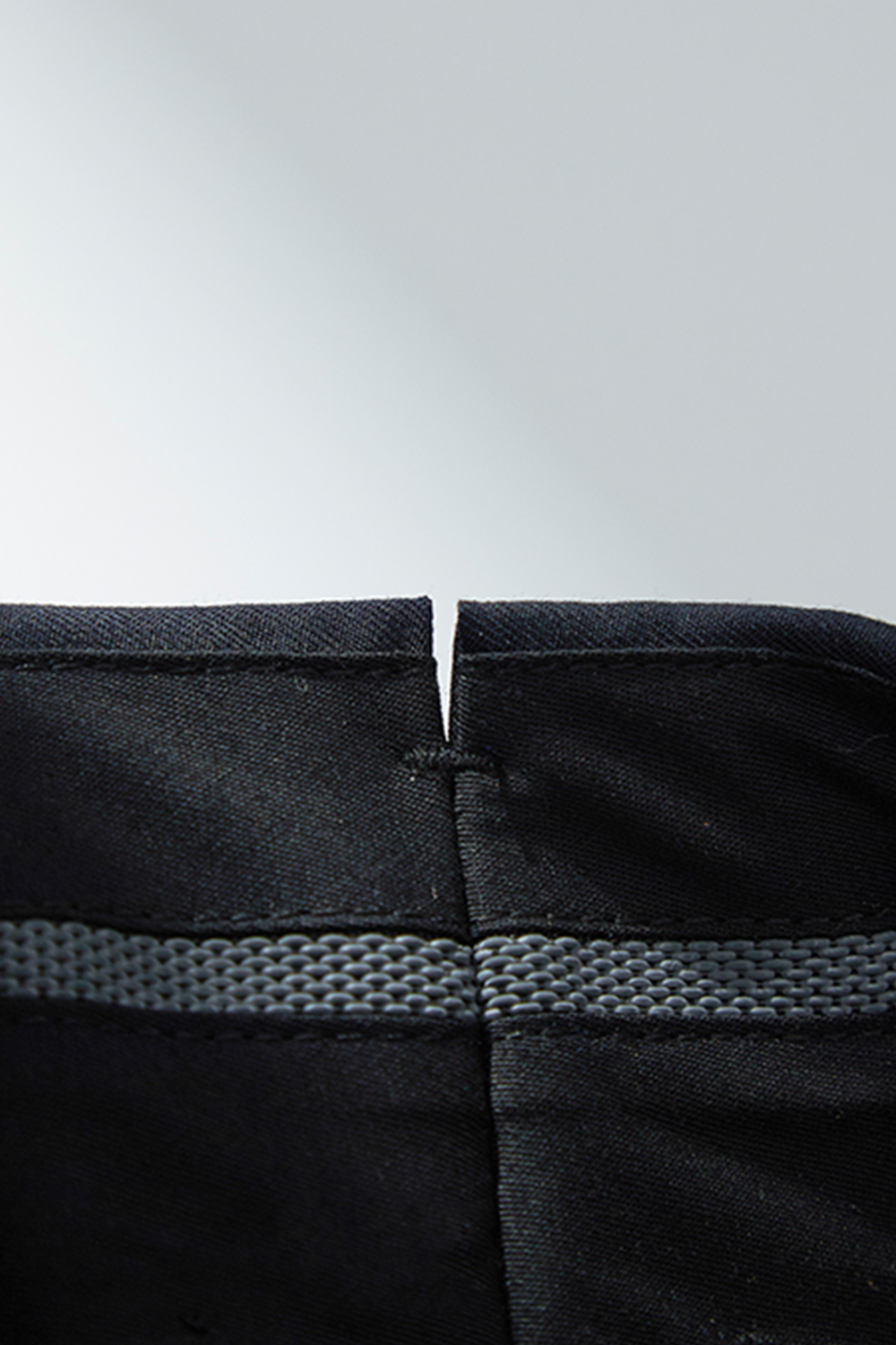 Calça de modelagem italiana, em nylon com elastano, com ajustadores laterais - Azul marinho