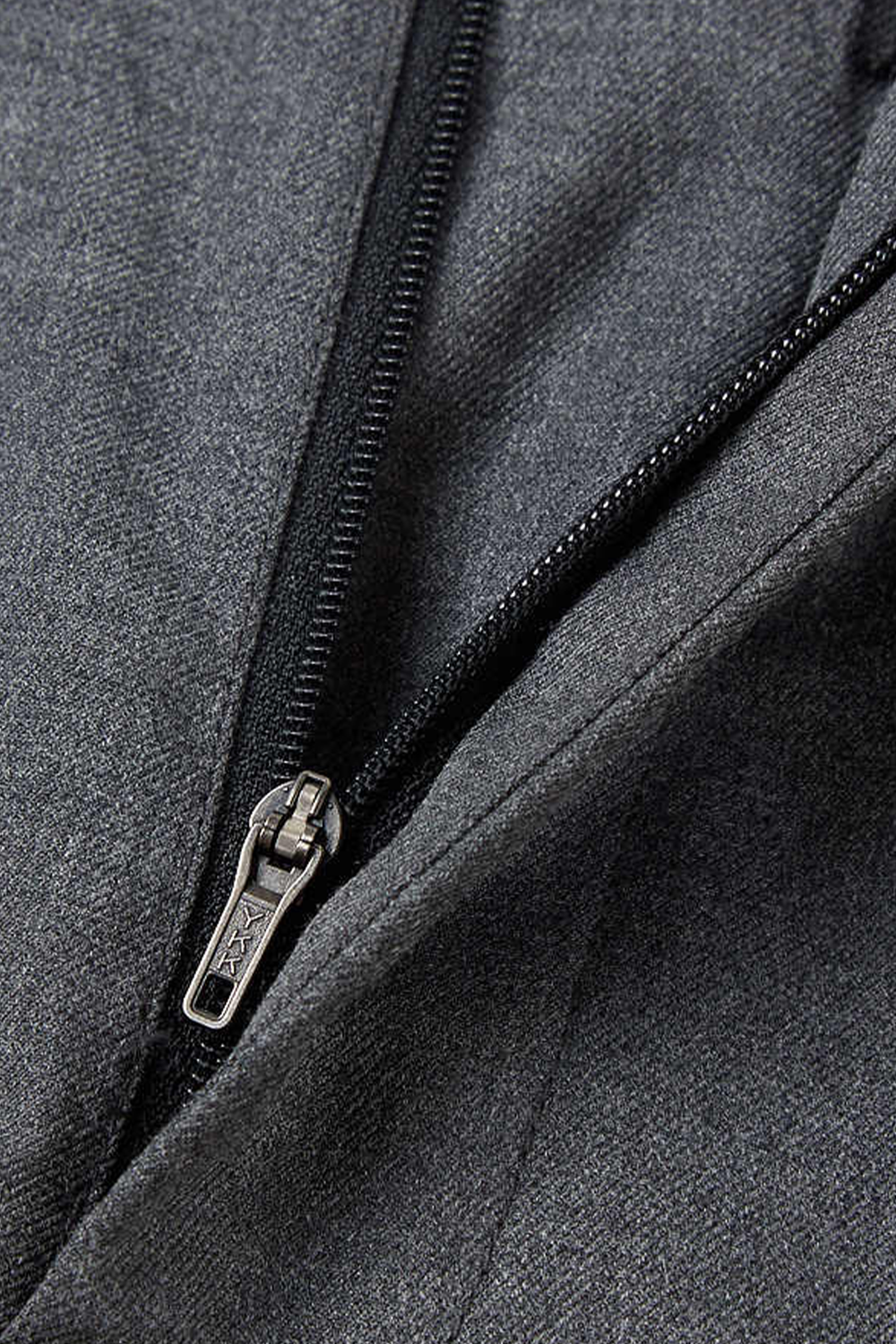 Calça em modelagem italiana, cintura média, com passantes para cinto - Cinza