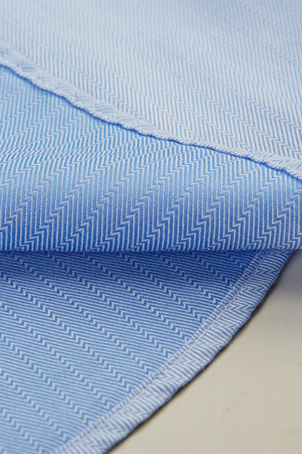 Camisa de manga comprida com colarinho windsor, em algodão com poliester espinha de peixe - Azul Claro