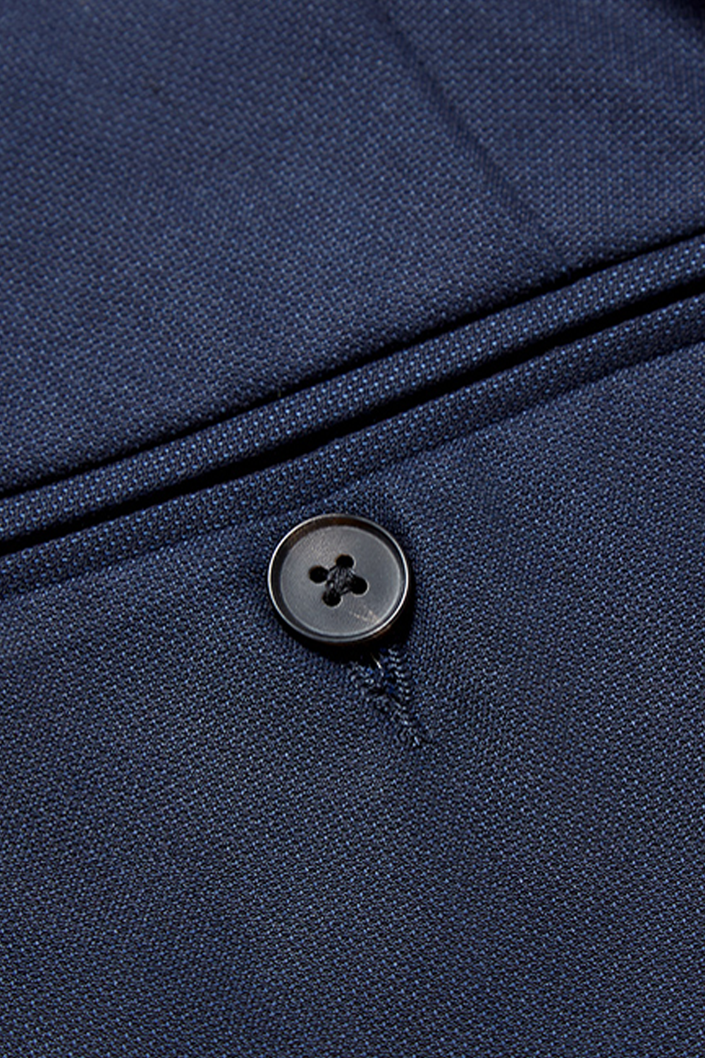 Calça em modelagem italiana, cintura média, com passantes para cinto - Azul