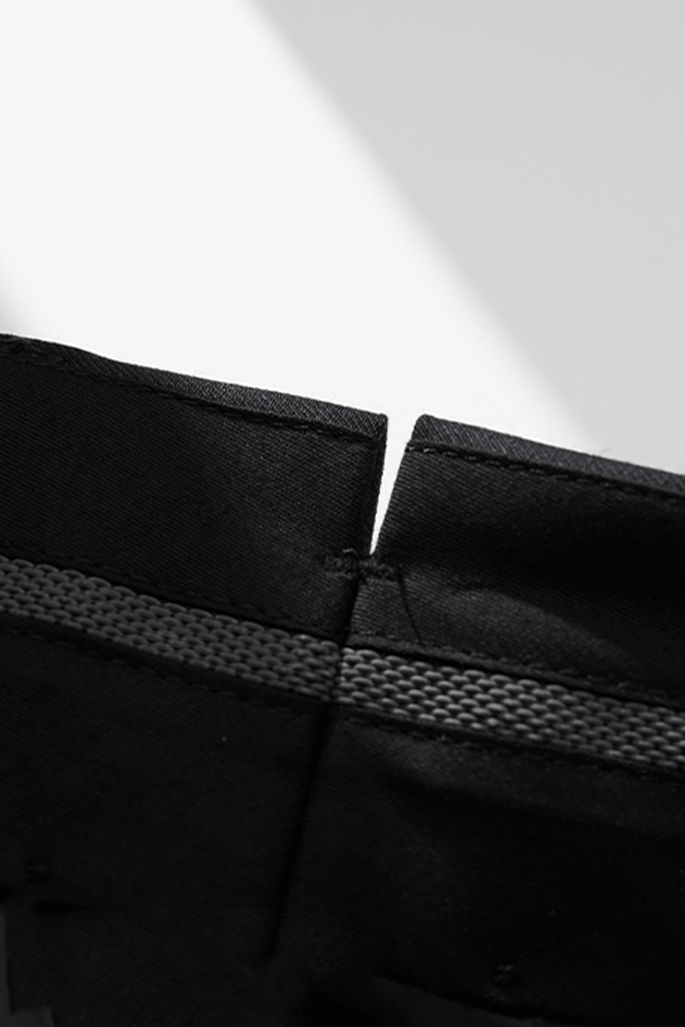 Calça de alfaiataria, em lã merino super 120's, 17.75µ, cintura alta, com passantes para cinto - Preta