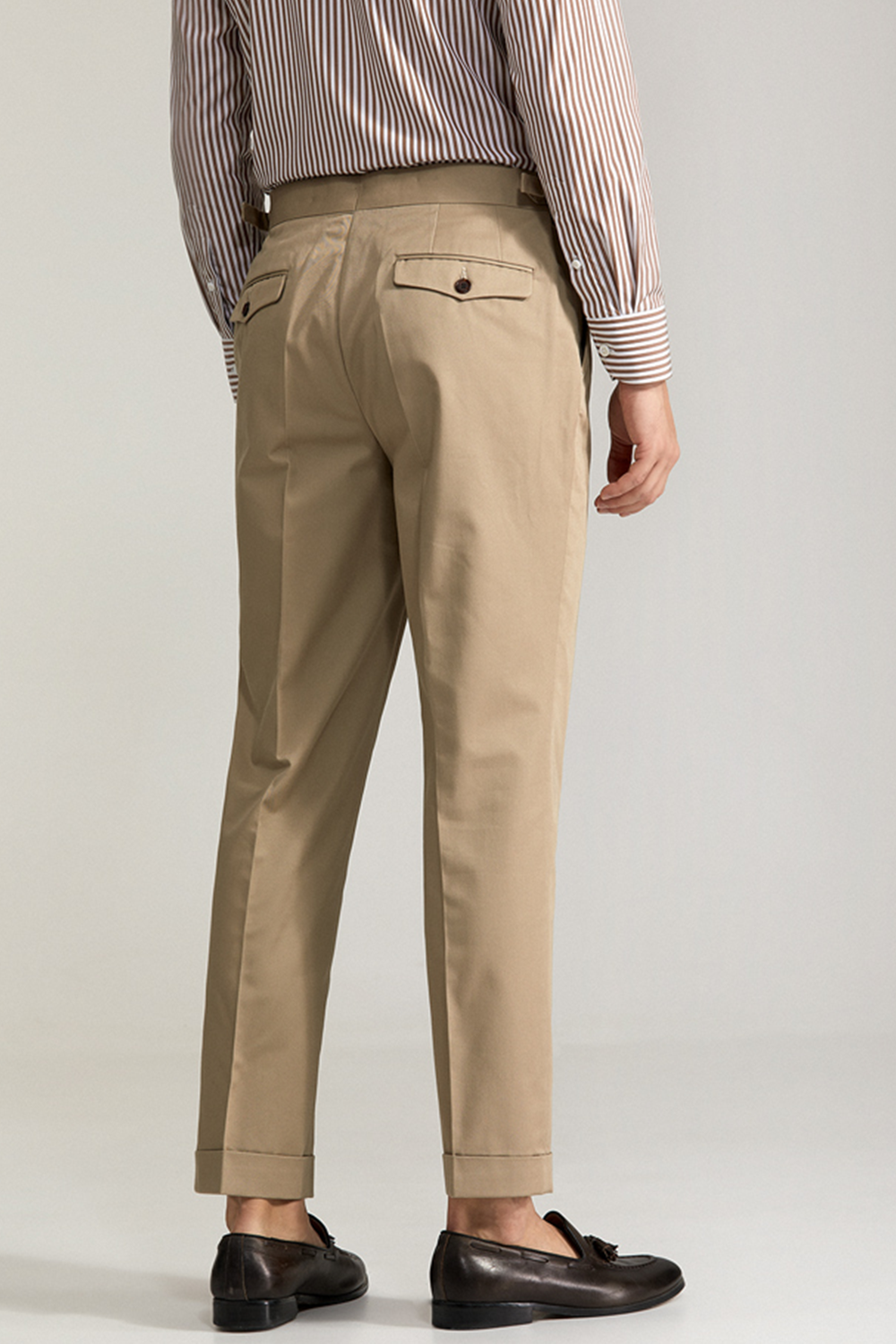 Calça em modelagem italiana de sarja rígida de algodão, cintura alta, com ajustadores laterais - Khaki