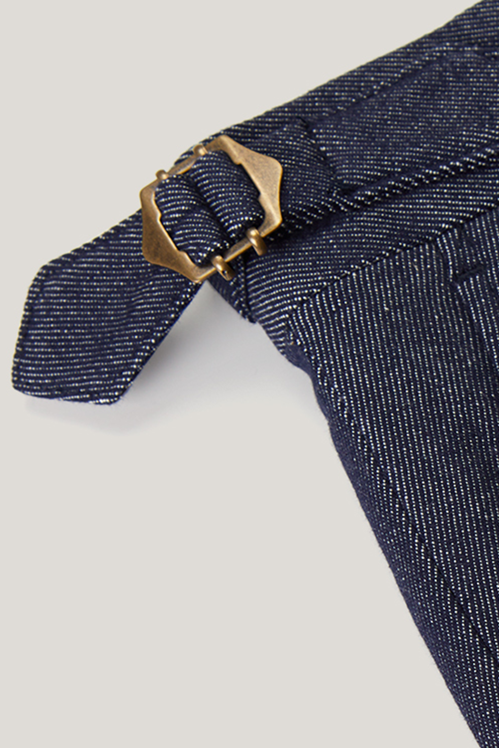 Calça em modelagem italiana jeans de algodão, cintura alta, com ajustadores laterais - Jeans - ANS