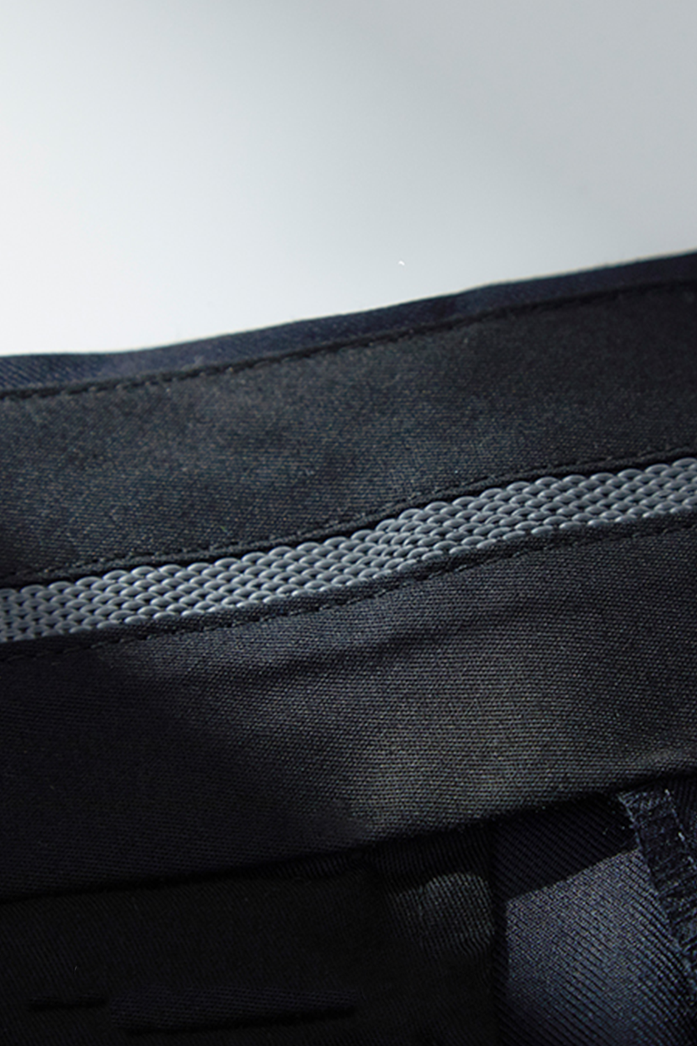 Calça de modelagem italiana, em nylon com elastano, com ajustadores laterais - Azul marinho
