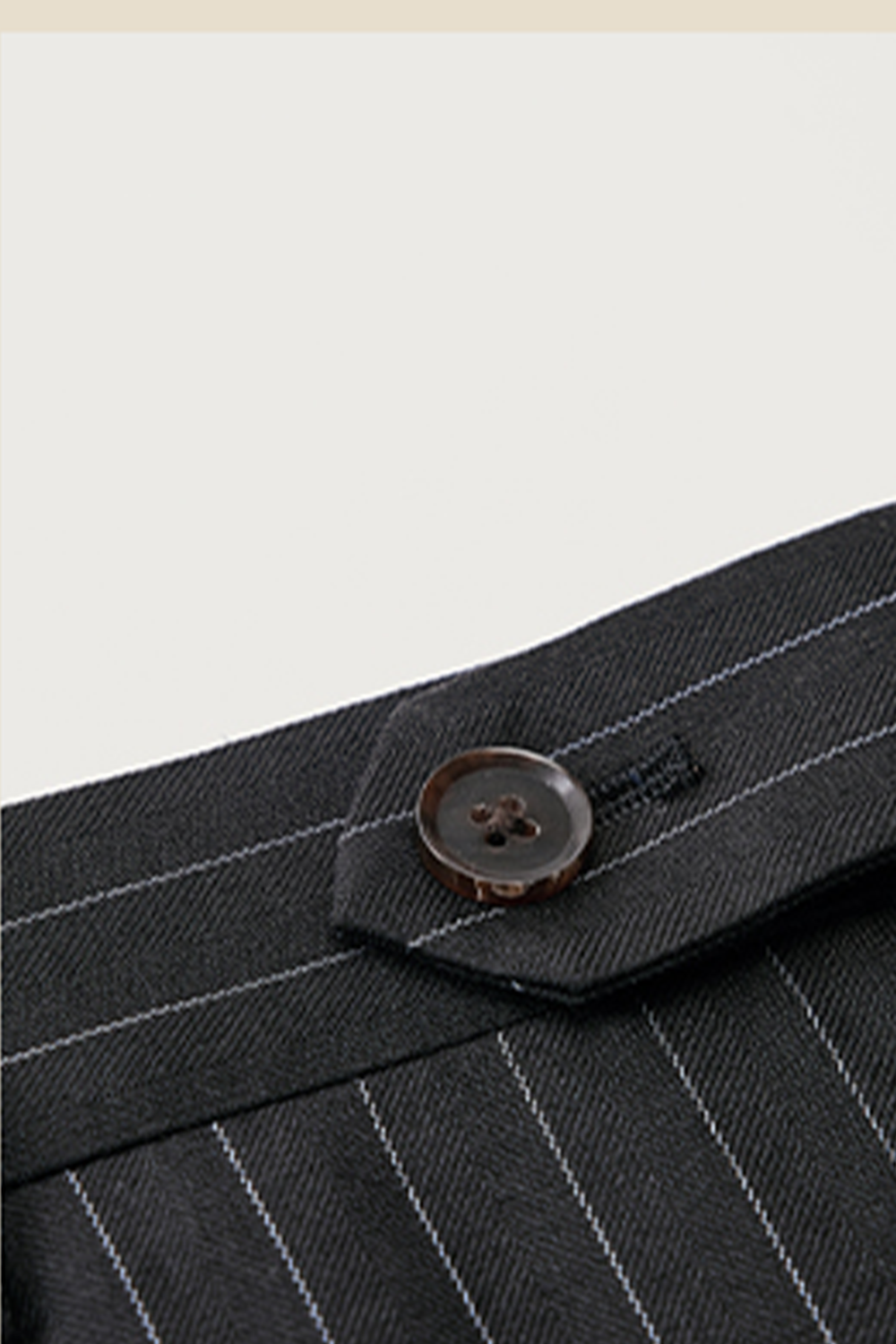 Costume double breasted 6x2, em polilã com lapela peak- Risca de giz preto