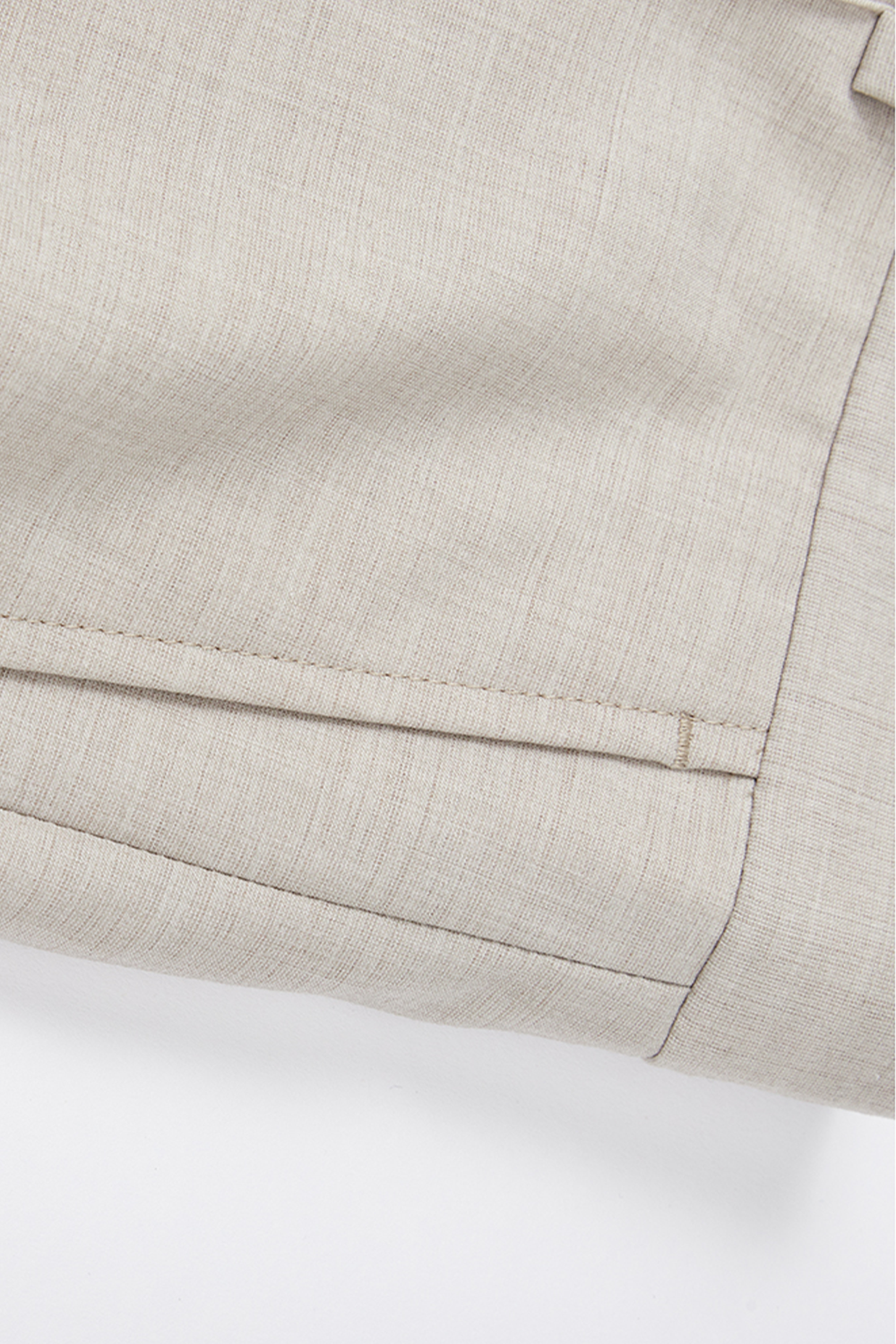 Calça de modelagem italiana, em lã tropical, com cintura alta e passantes de cinto - Rilassato Off-White
