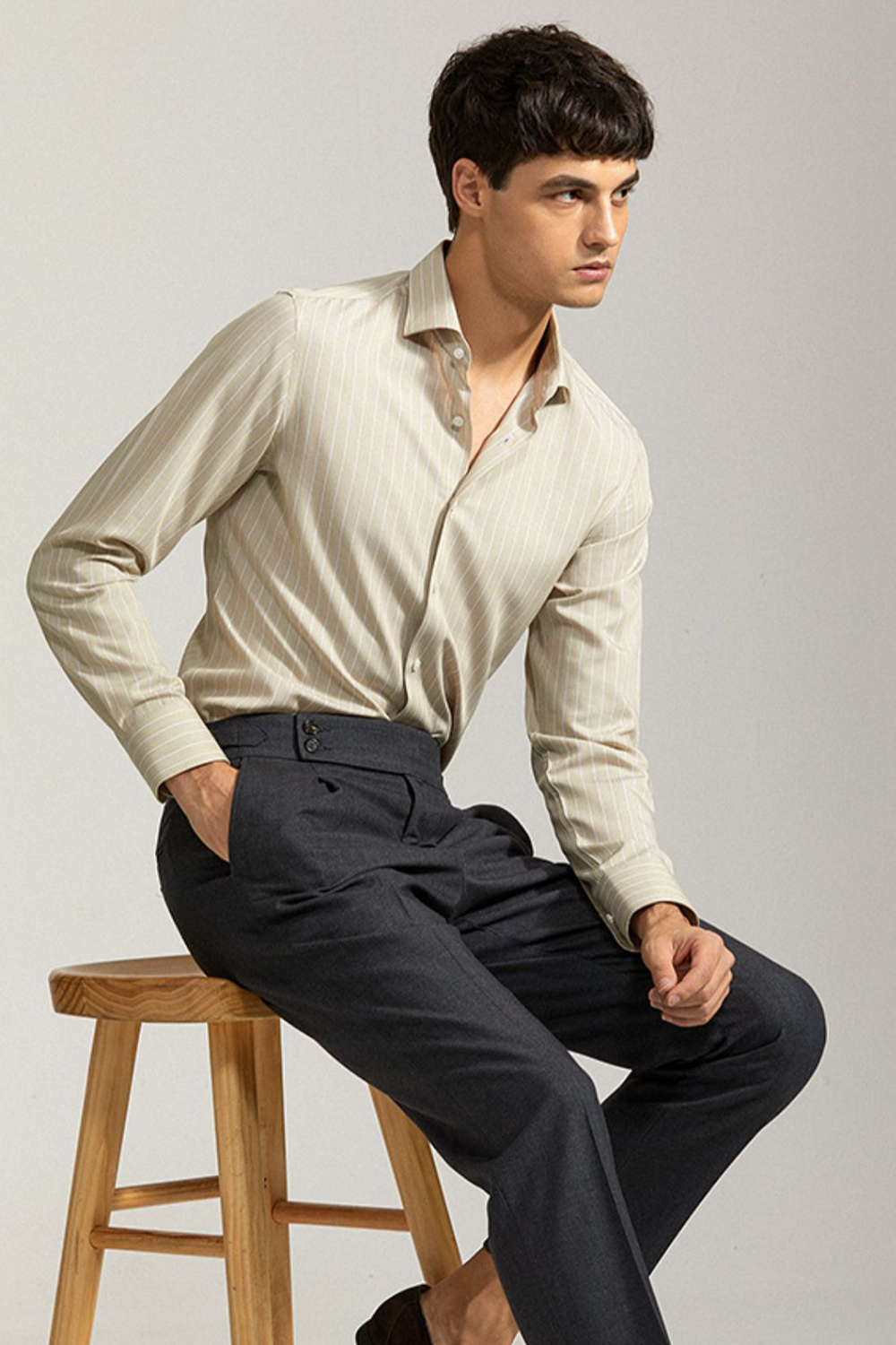 Camisa de manga comprida com colarinho windsor, em algodão com poliester - Khaki listrada