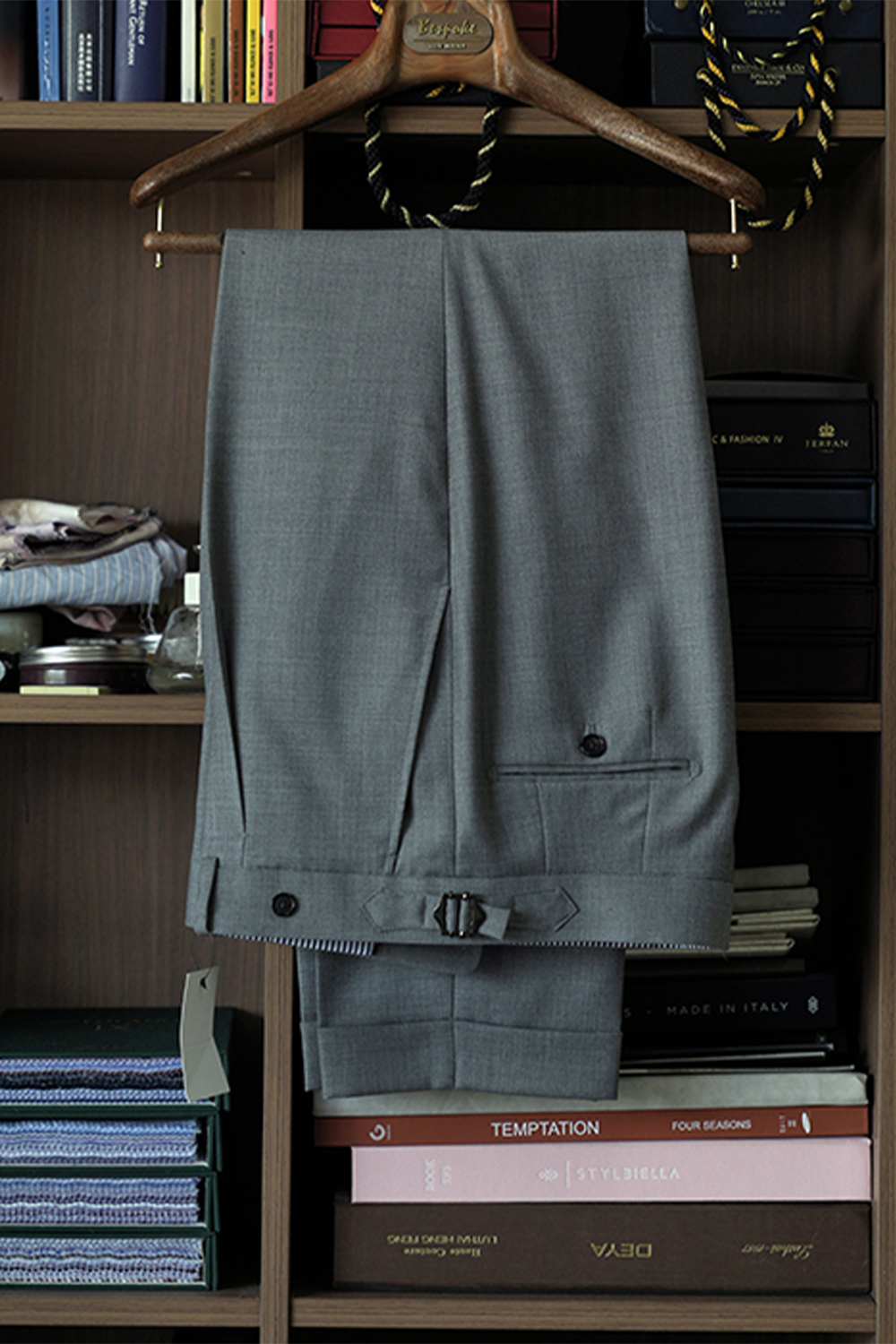 Ateliê Lynch - Calça em lã merino, super 110's 18.25 micron, com ajustadores laterais - Cinza