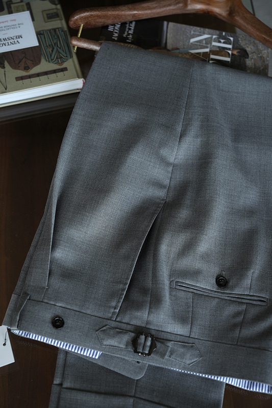 Ateliê Lynch - Calça em lã merino, super 110's 18.25 micron, com ajustadores laterais - Cinza