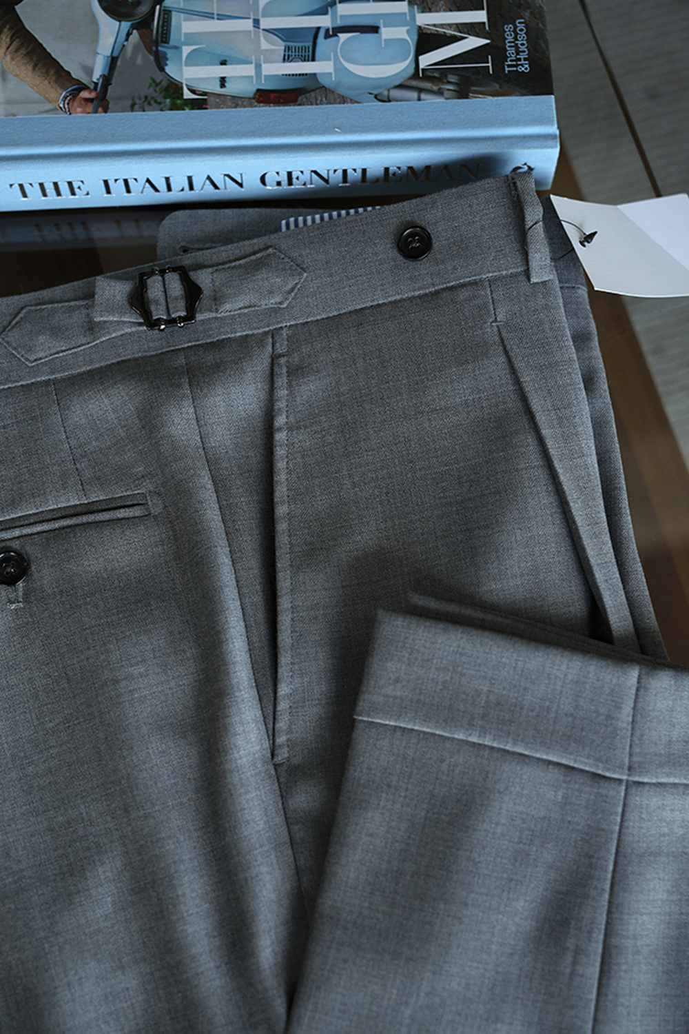 Ateliê Lynch - Calça em lã merino, super 110's 18.25 micron, com ajustadores laterais - Cinza