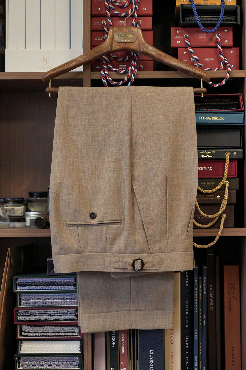 Ateliê Lynch - Calça em lã merino, super 110's 18.25 micron, com ajustadores laterais - Khaki palha