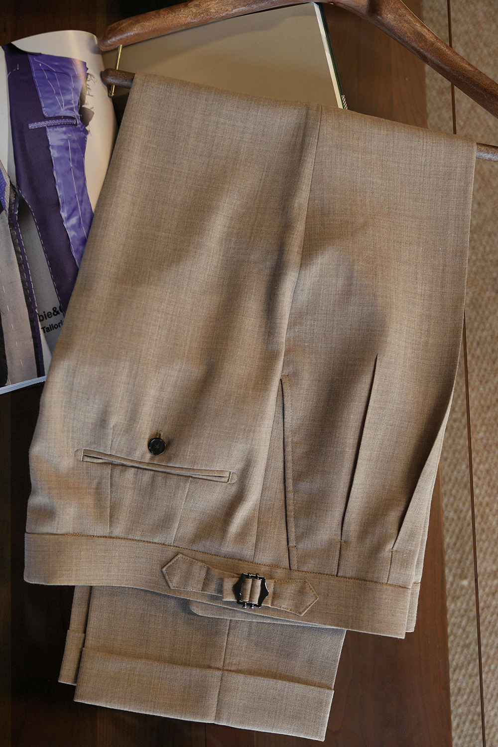 Ateliê Lynch - Calça em lã merino, super 110's 18.25 micron, com ajustadores laterais - Khaki palha