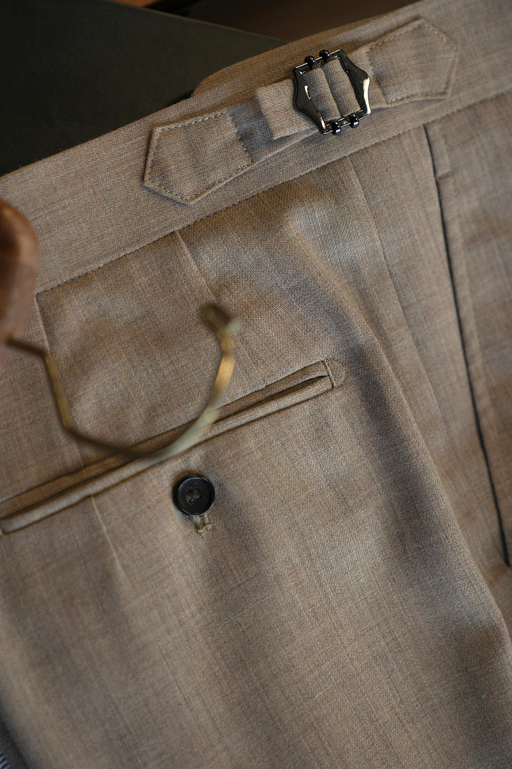 Ateliê Lynch - Calça em lã merino, super 110's 18.25 micron, com ajustadores laterais - Khaki palha