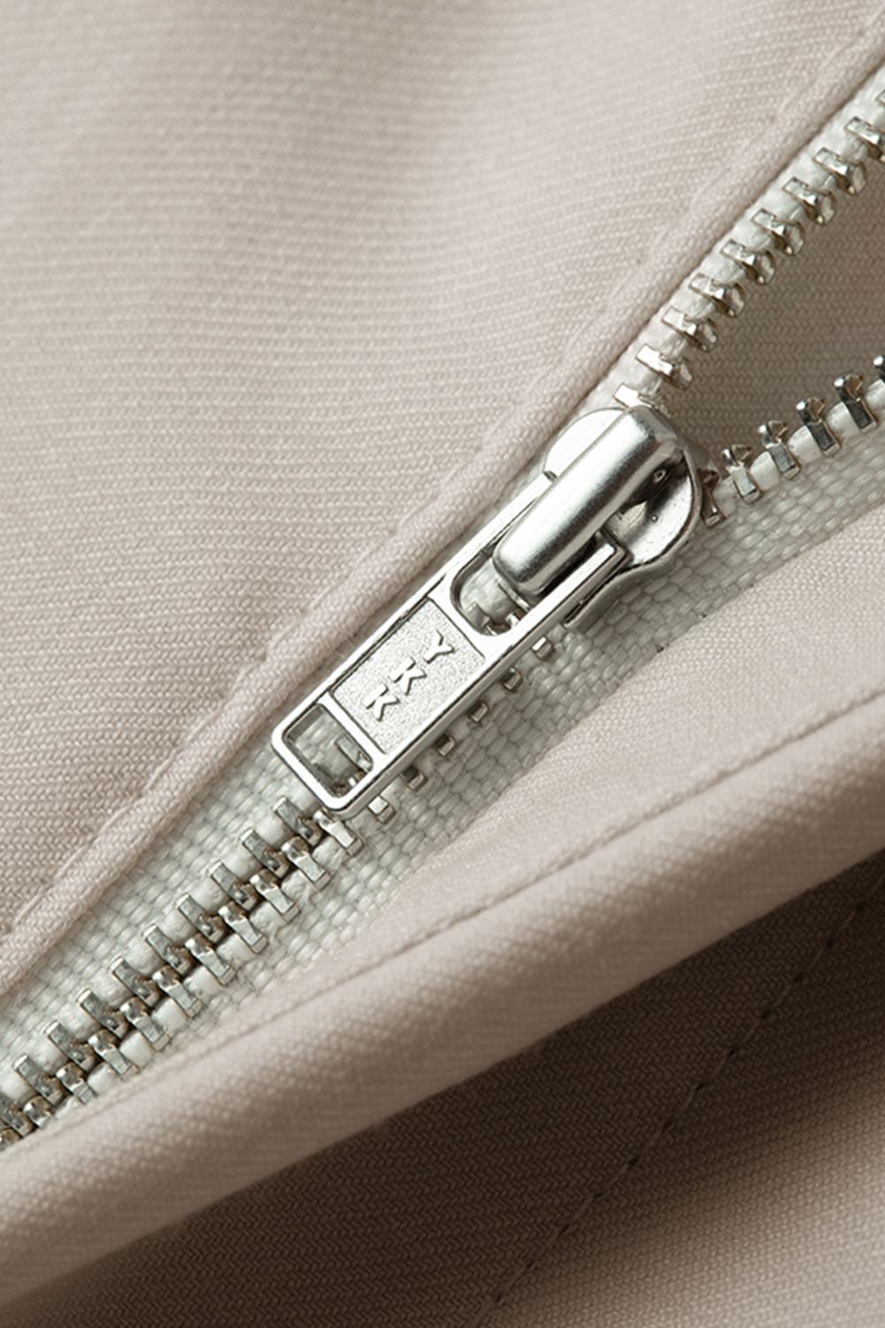 Lanifício MT GERALD - Calça cintura alta com ajustadores laterais e pregas, em lã merino super 110 18.25 µ - Off-White Damasco