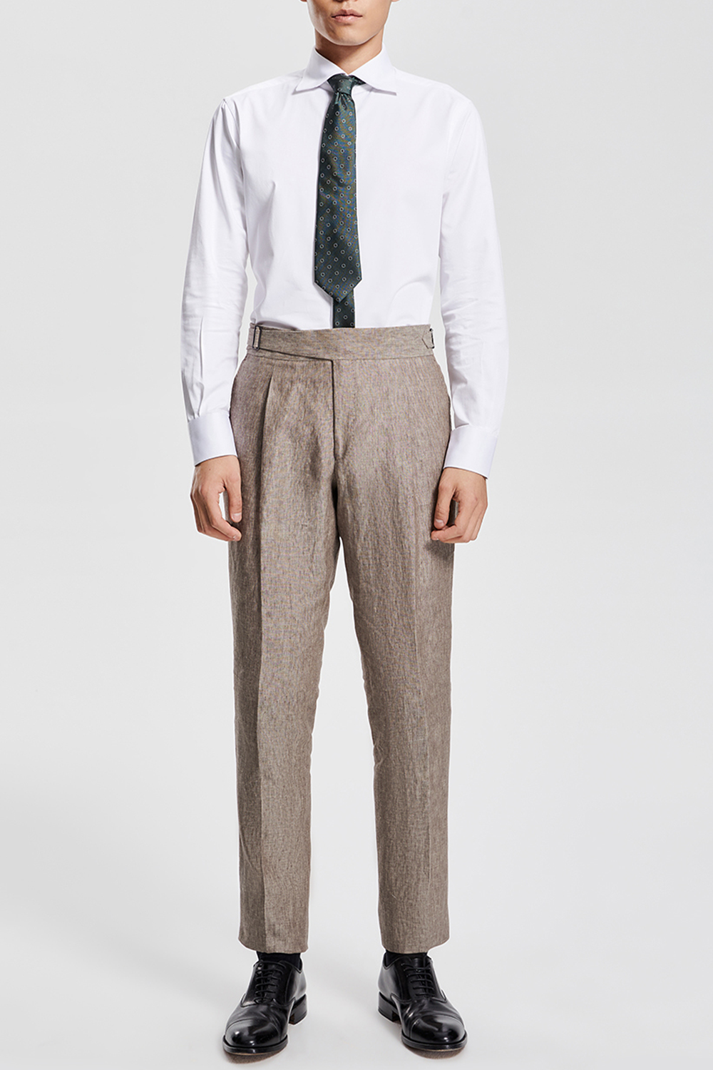 Calça de modelagem gurkha, 100% linho hopsack, com faixa frontal e ajustador lateral - Gork Taupe claro