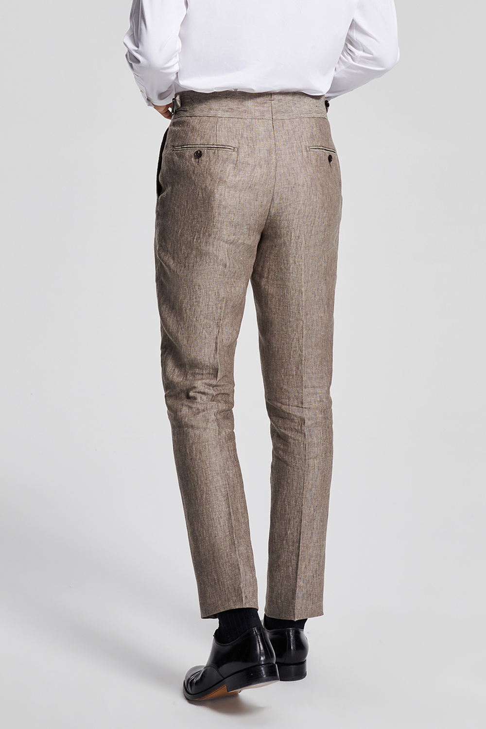 Calça de modelagem gurkha, 100% linho hopsack, com faixa frontal e ajustador lateral - Gork Taupe claro
