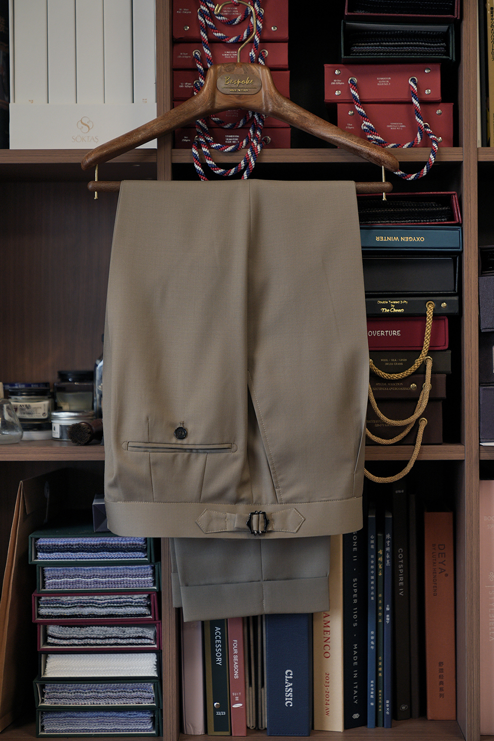 Ateliê Lynch - Calça em lã merino, super 110's 18.25 micron, com ajustadores laterais - Khaki