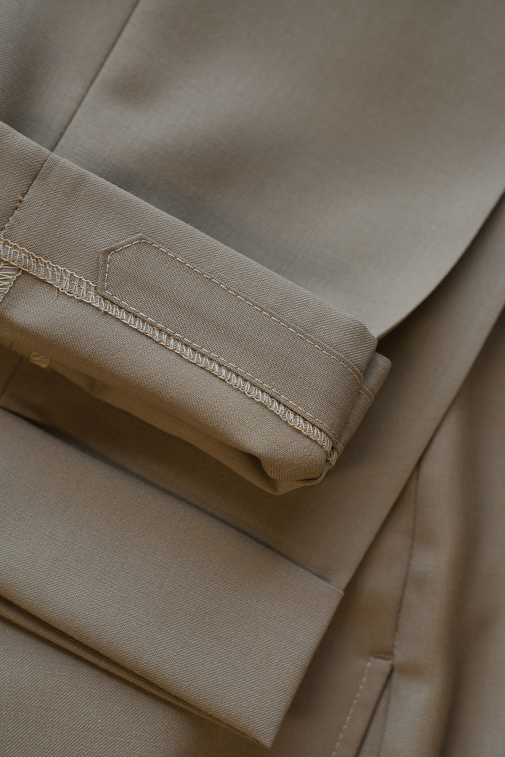 Ateliê Lynch - Calça em lã merino, super 110's 18.25 micron, com ajustadores laterais - Khaki