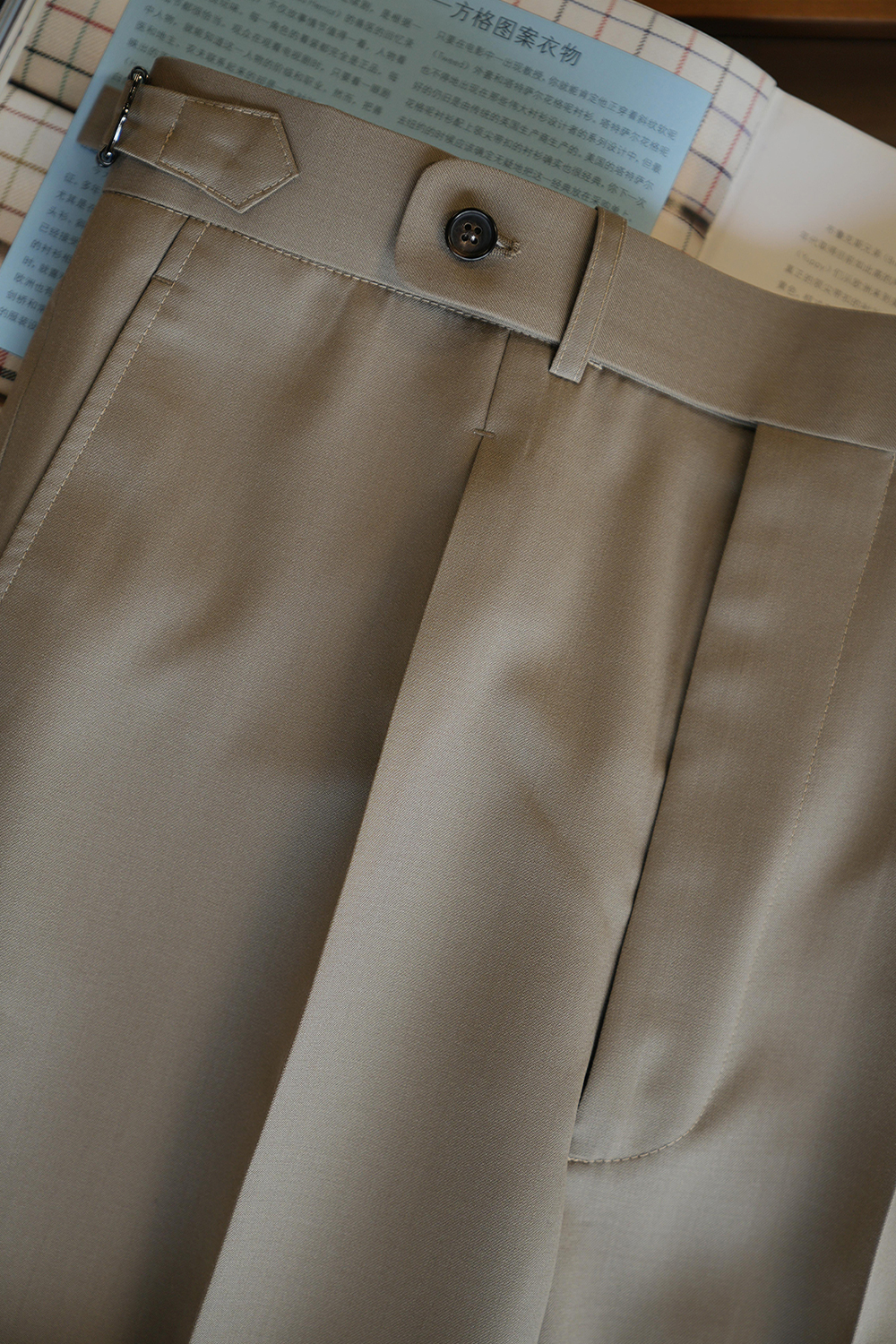 Ateliê Lynch - Calça em lã merino, super 110's 18.25 micron, com ajustadores laterais - Khaki