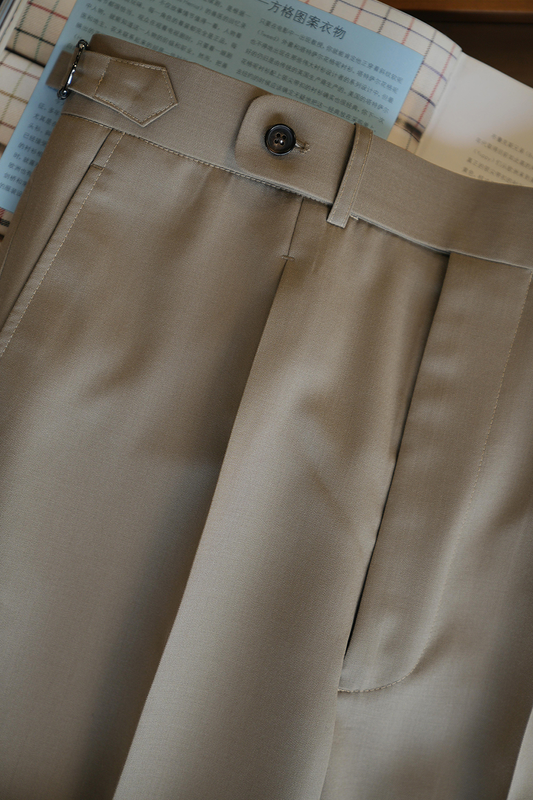 Ateliê Lynch - Calça em lã merino, super 110's 18.25 micron, com ajustadores laterais - Khaki