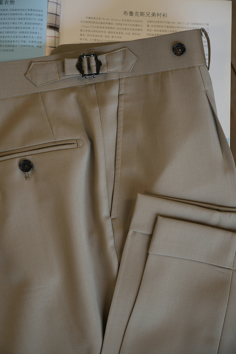 Ateliê Lynch - Calça em lã merino, super 110's 18.25 micron, com ajustadores laterais - Khaki