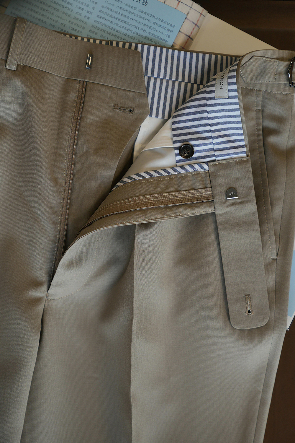 Ateliê Lynch - Calça em lã merino, super 110's 18.25 micron, com ajustadores laterais - Khaki