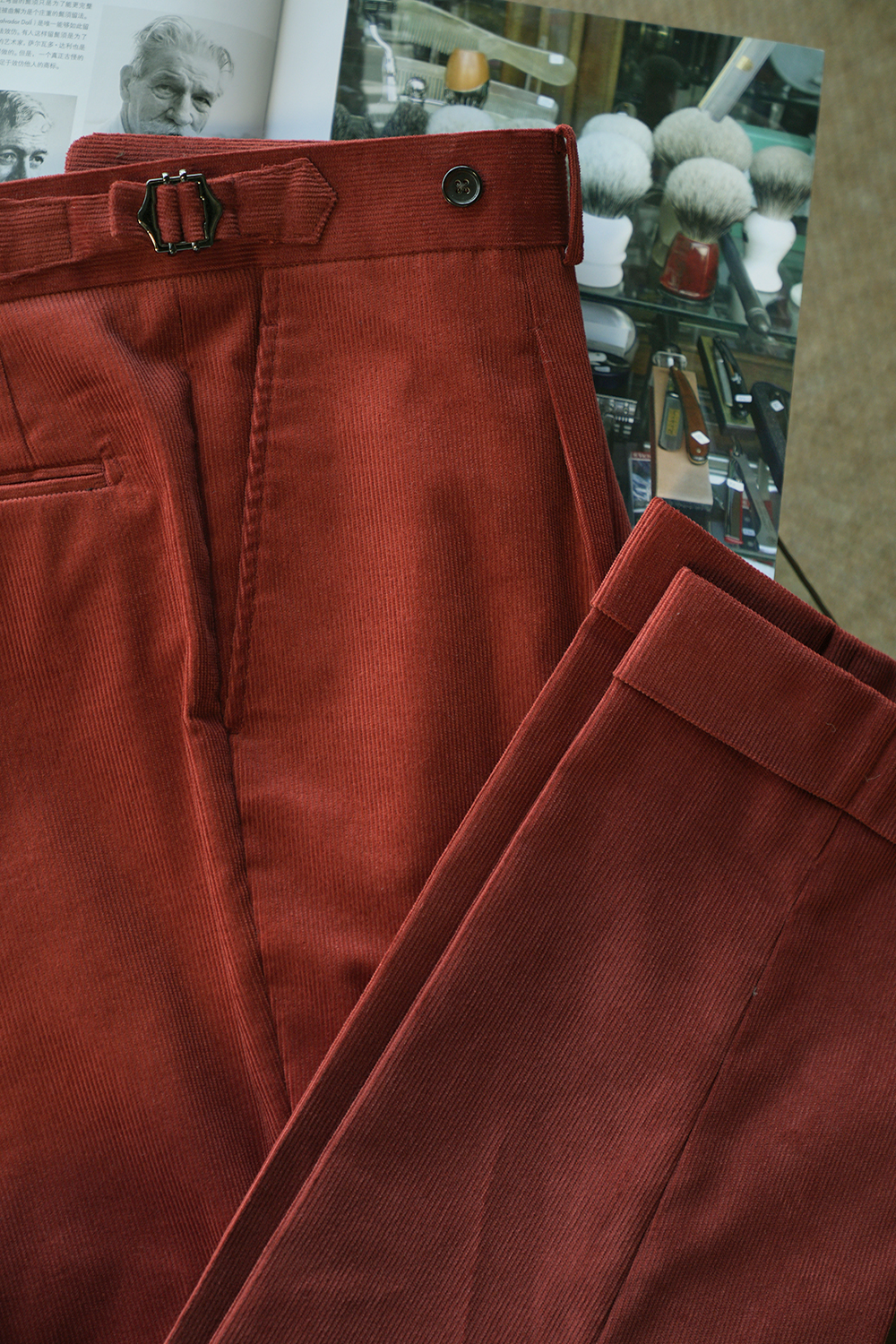Ateliê Lynch - Calça em algodão, veludo cotelê, com ajustadores laterais - Coral