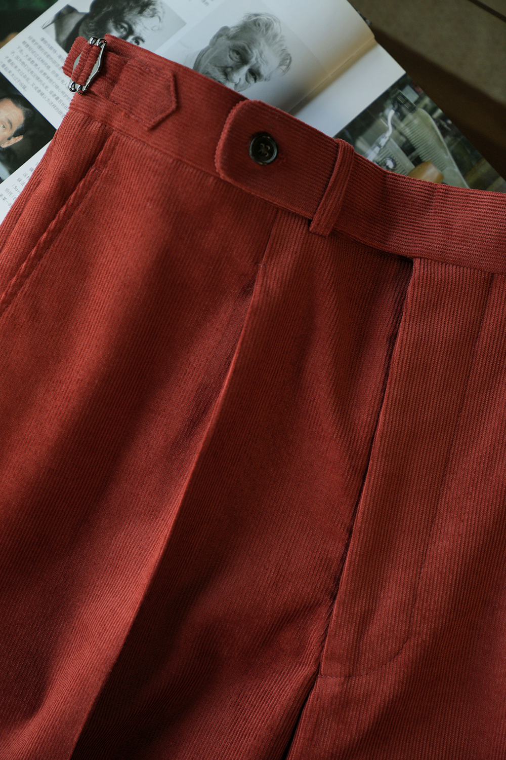 Ateliê Lynch - Calça em algodão, veludo cotelê, com ajustadores laterais - Coral