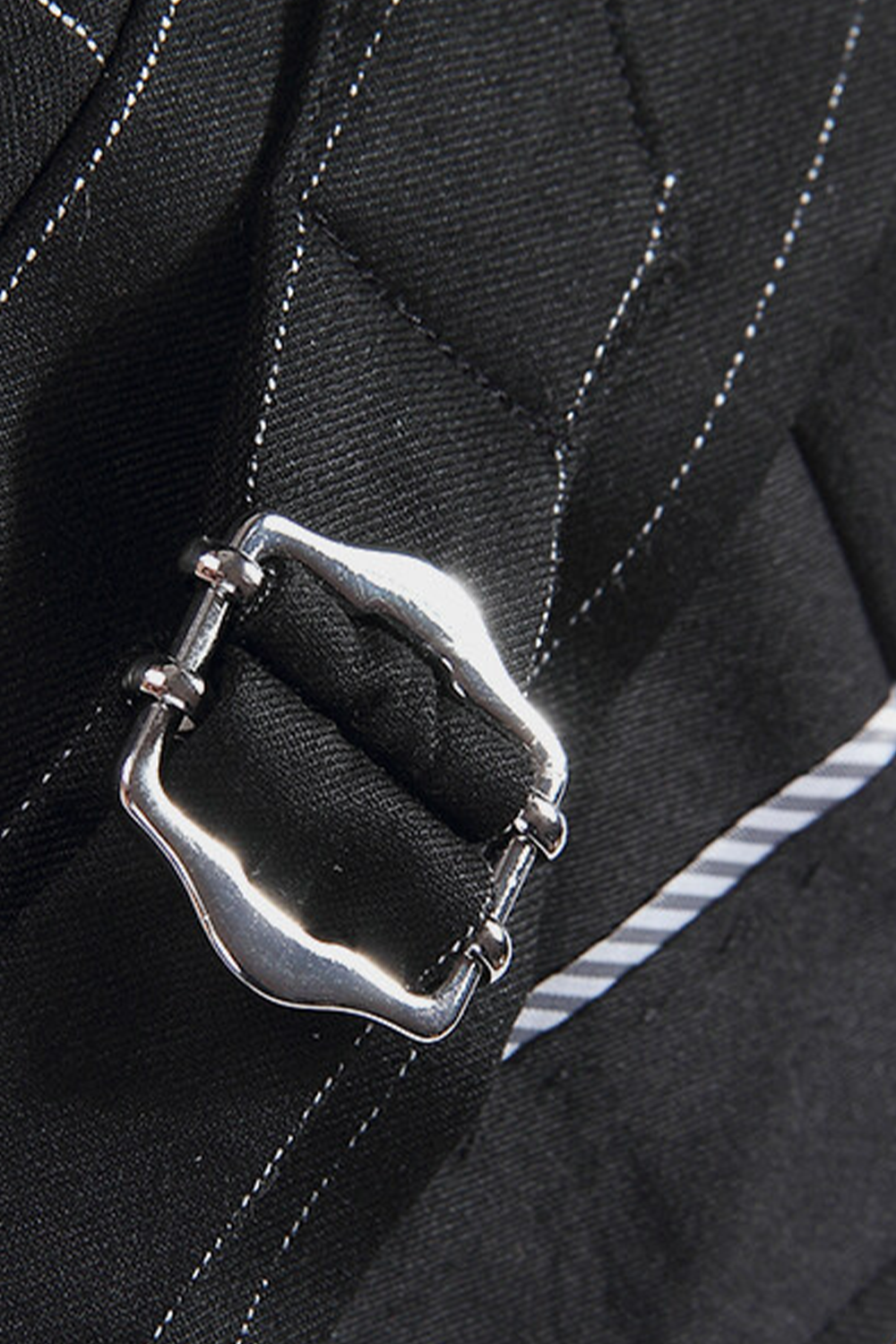 Calça em modelagem italiana, em lã merino 110'S, 18.25 µ, cintura alta, com ajustadores laterais - Preta GVC