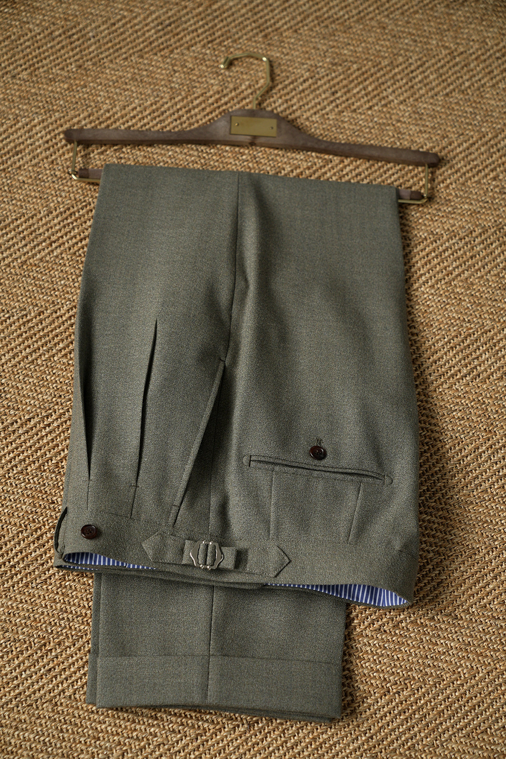 Ateliê Lynch - Calça em lã merino, super 110's 18.25 micron, com ajustadores laterais - Cinza esverdeado