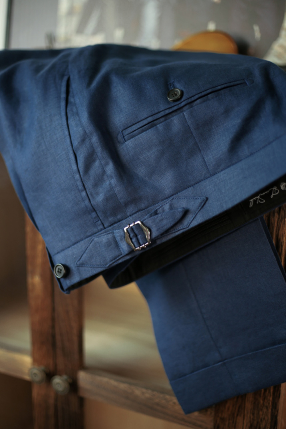 Ateliê Lion Shield - Calça em lã merino, super 110's 18.25 micron, com ajustadores laterais - Azul