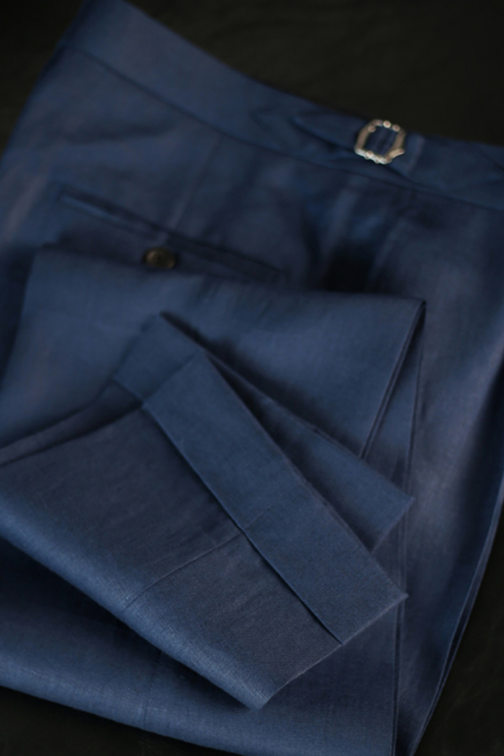 Ateliê Lion Shield - Calça em lã merino, super 110's 18.25 micron, com ajustadores laterais - Azul