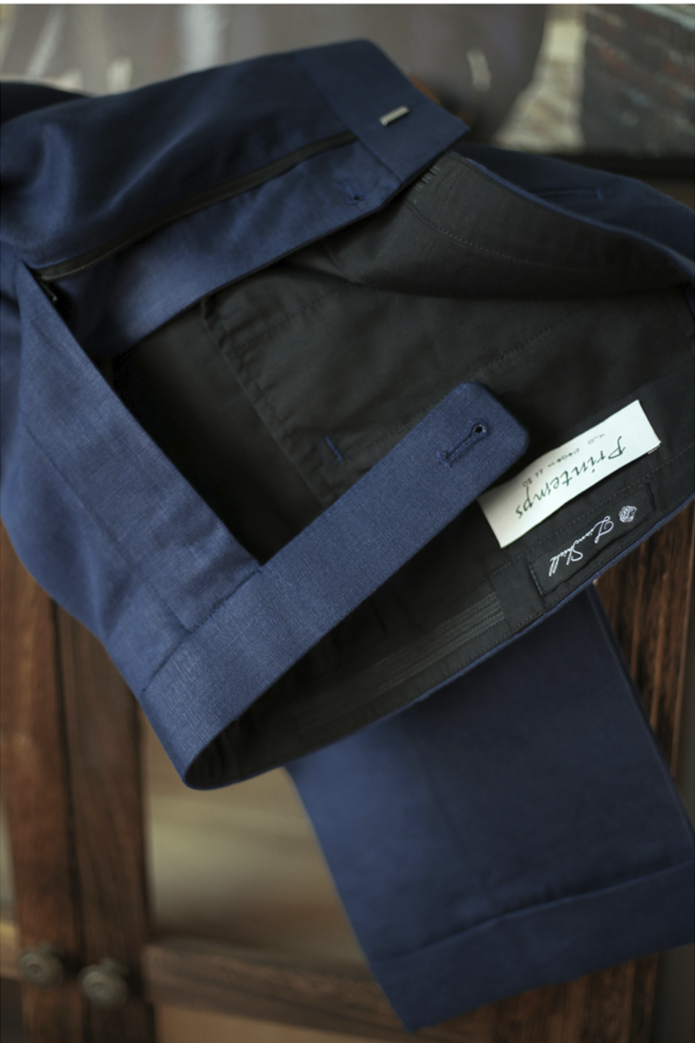 Ateliê Lion Shield - Calça em lã merino, super 110's 18.25 micron, com ajustadores laterais - Azul
