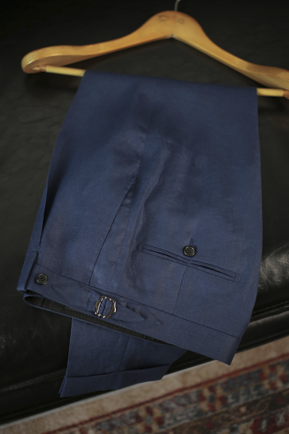 Ateliê Lion Shield - Calça em lã merino, super 110's 18.25 micron, com ajustadores laterais - Azul