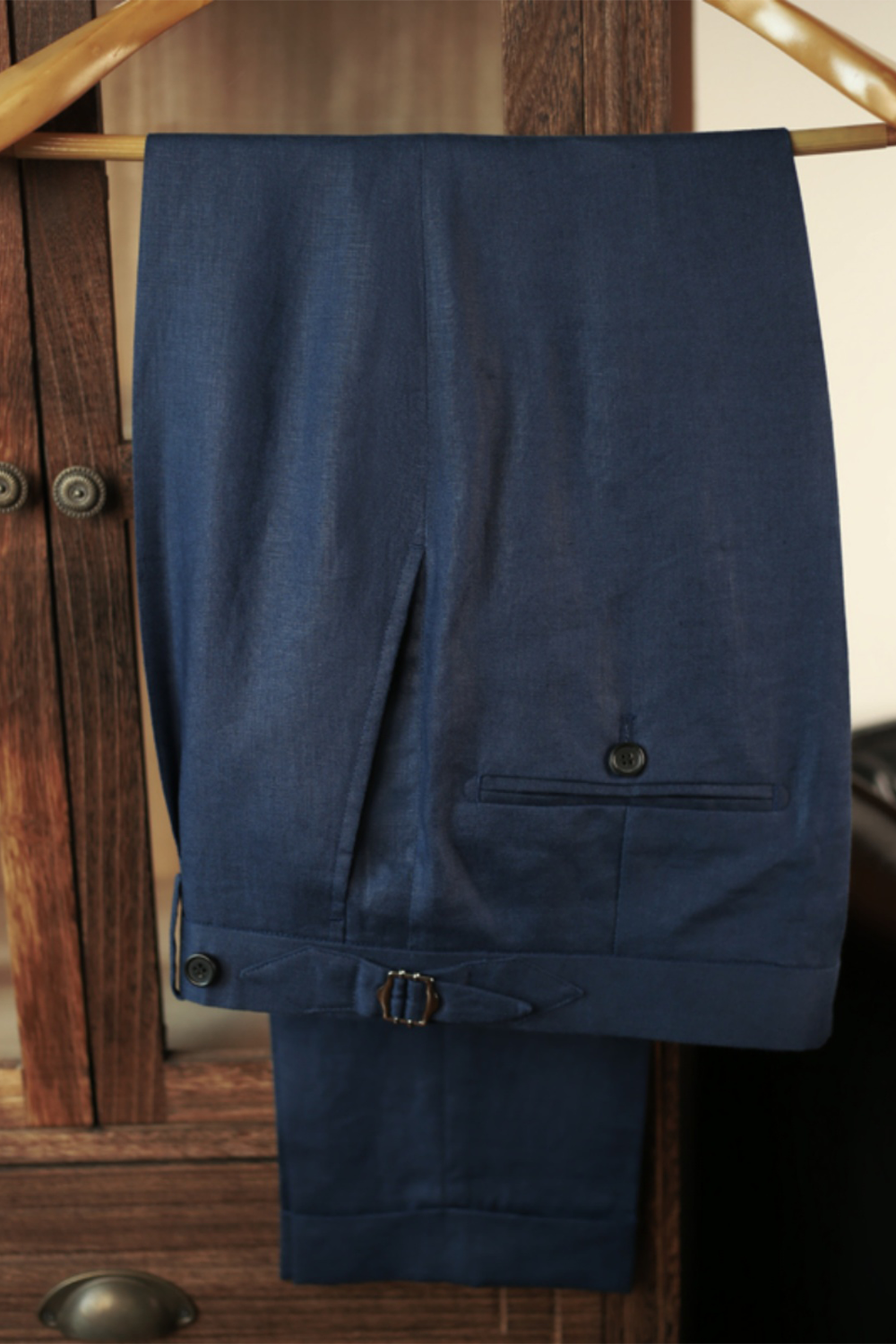 Ateliê Lion Shield - Calça em lã merino, super 110's 18.25 micron, com ajustadores laterais - Azul