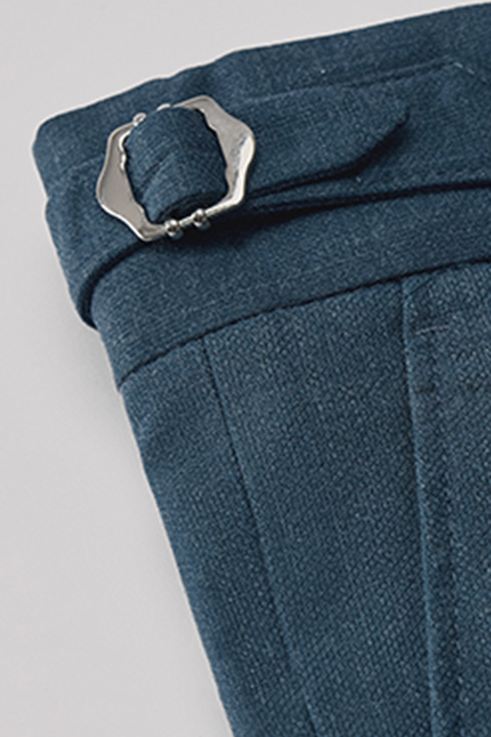 Calça em modelagem italiana, em polilã com algodão, cintura alta, com ajustadores laterais - Azul