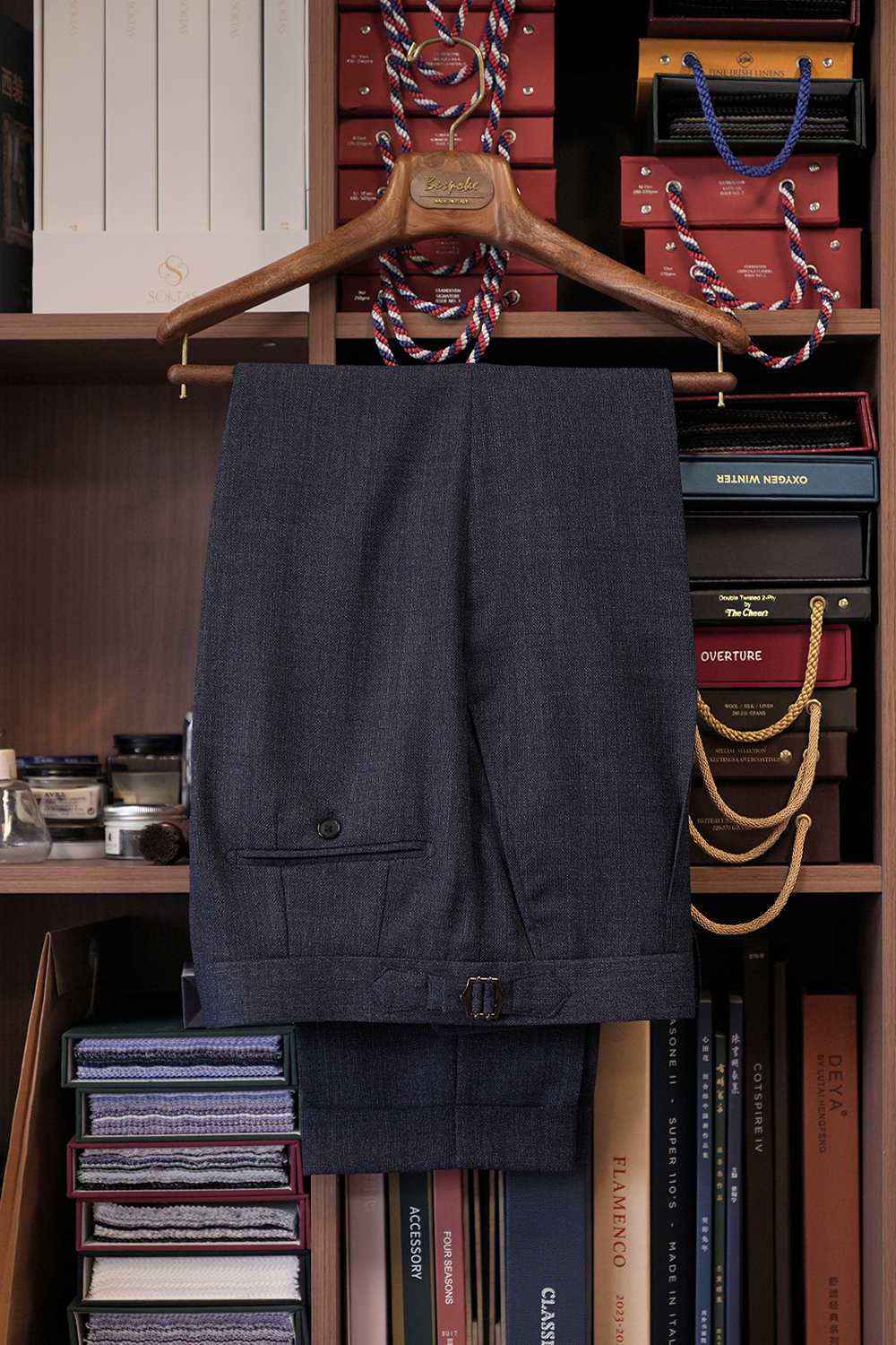 Ateliê Lynch - Calça em lã merino, super 110's 18.25 micron, com ajustadores laterais - Azul Índigo