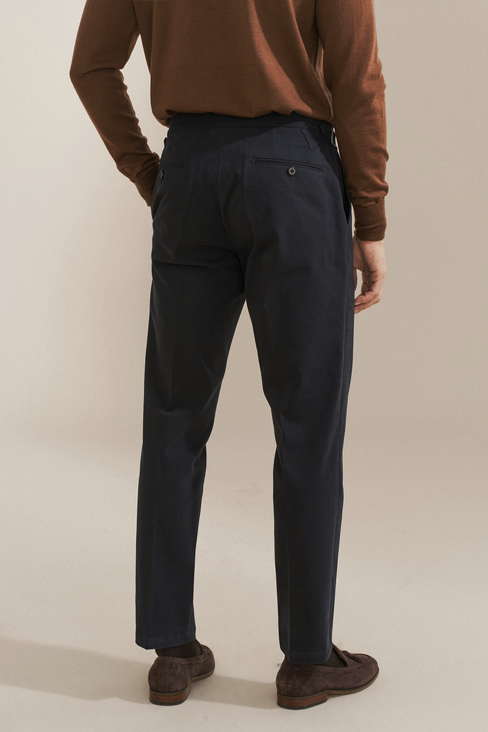 Bibury Court - Calça chino, cintura média, em sarja de algodão com elastano, com ajustadores laterais - Azul Marinho