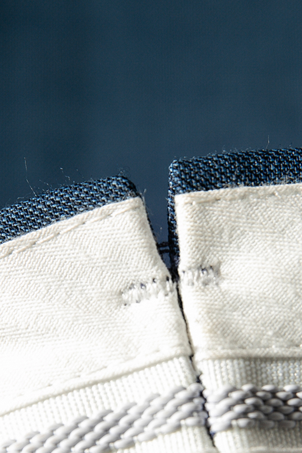 Calça em modelagem italiana, em lã tropical com cintura alta e ajustadores laterais - Azul Índigo